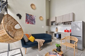 TV - Lofthaus Rosebank: walk to mall, safe & central. Family friendly 2BR with WIFI (Johannesburg)