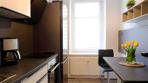 Een koelkast, een magnetron, een oven, een kookplaat