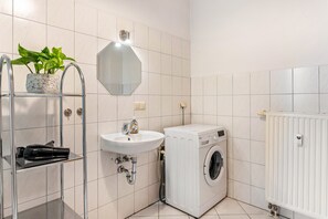 Douche, sèche-cheveux, serviettes fournies