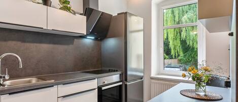 Fridge, microwave, oven, stovetop