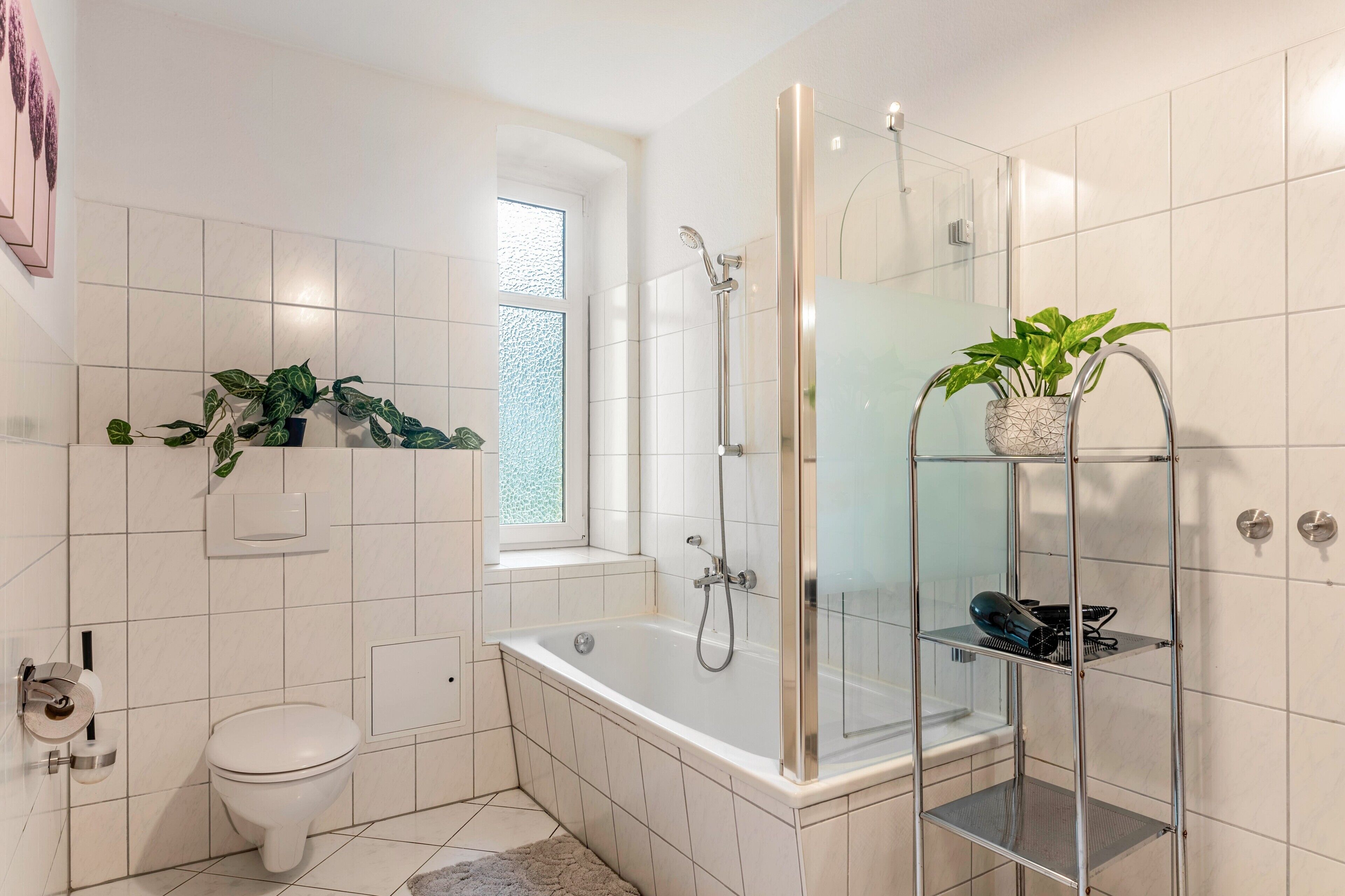 Douche, séchoir à cheveux, serviettes fournies