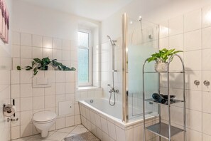 Douche, sèche-cheveux, serviettes fournies