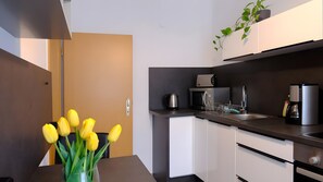 Een koelkast, een magnetron, een oven, een kookplaat