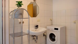 Suihku, hiustenkuivaaja, pyyhkeet
