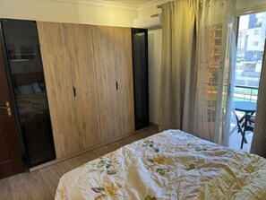 3 dormitorios, tabla de planchar con plancha, ropa de cama