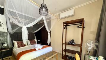 Blackout curtains, free WiFi