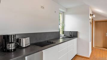 Frigorifero, microonde, forno, piano cottura