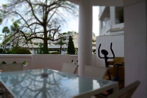 Outdoor dining - Royal Banus 4, Apartment in Playa Rocío with swimming pool and beach access. (Marbella)