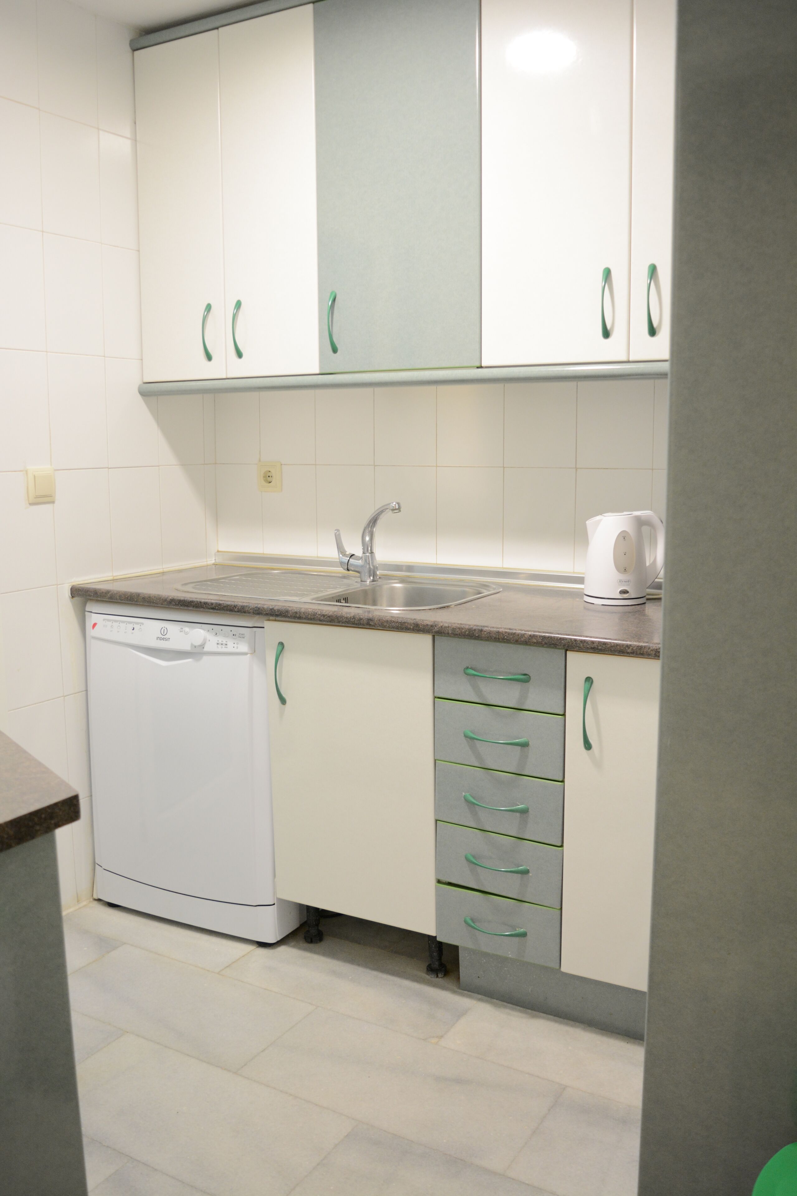 Kühlschrank, Mikrowelle, Herdplatte, Geschirrspüler
