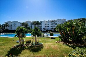 Pool - Royal Banus 4, Apartment in Playa Rocío with swimming pool and beach access. (Marbella)