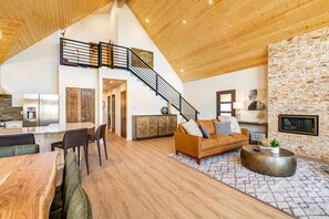 Smart TV, fireplace, books - Timberline Elegance in Angel Fire (Angel Fire)