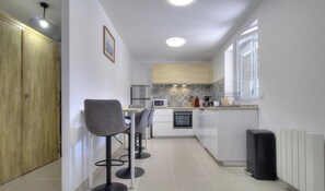 Microwave, oven, dishwasher, coffee/tea maker