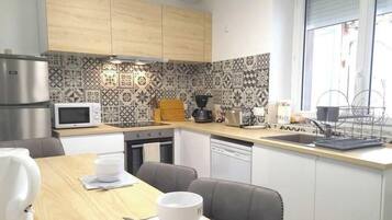 Microwave, oven, dishwasher, coffee/tea maker