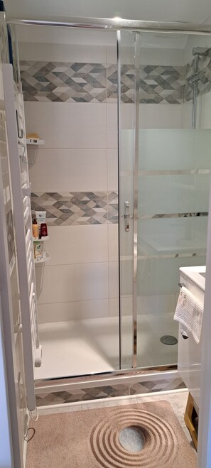Douche, séchoir à cheveux