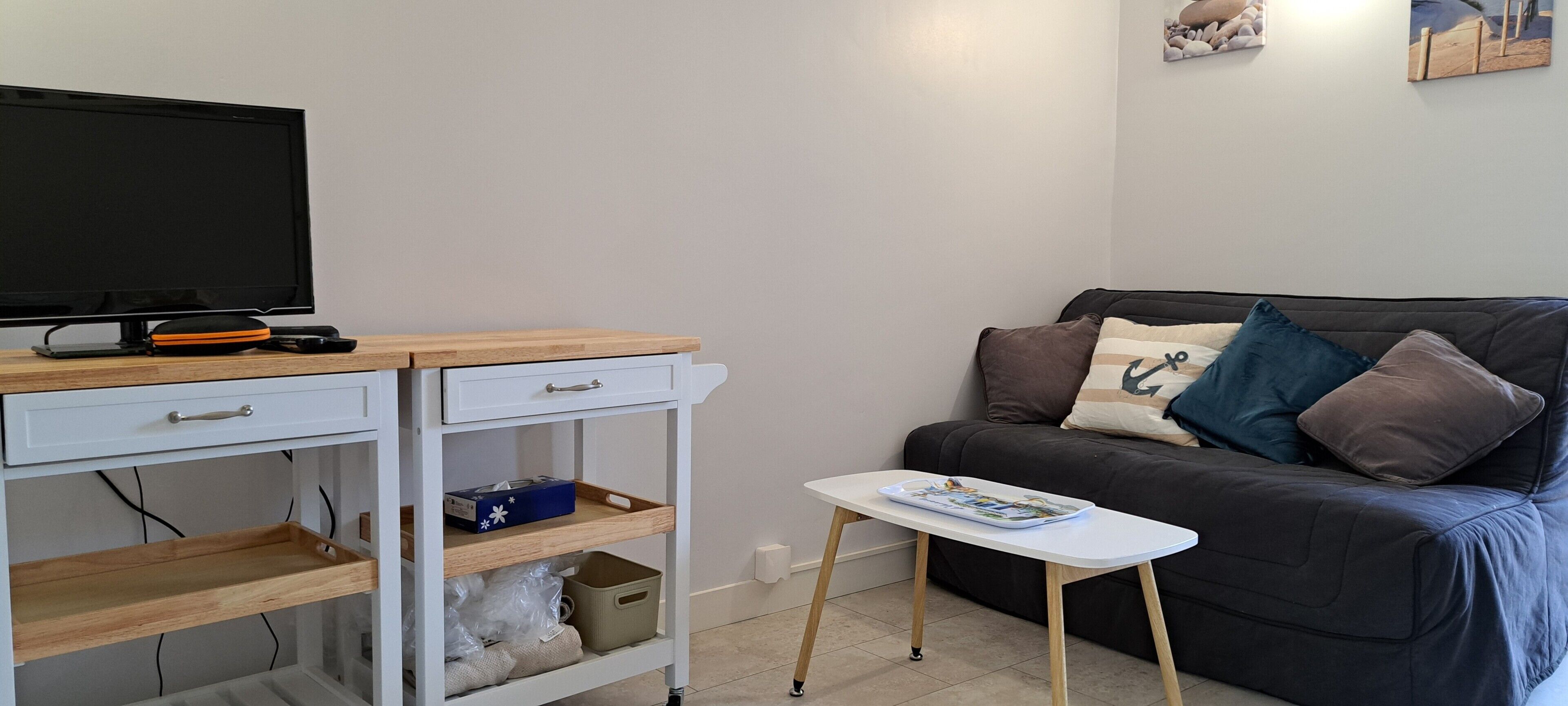 Una televisión, una mesa de tenis de mesa