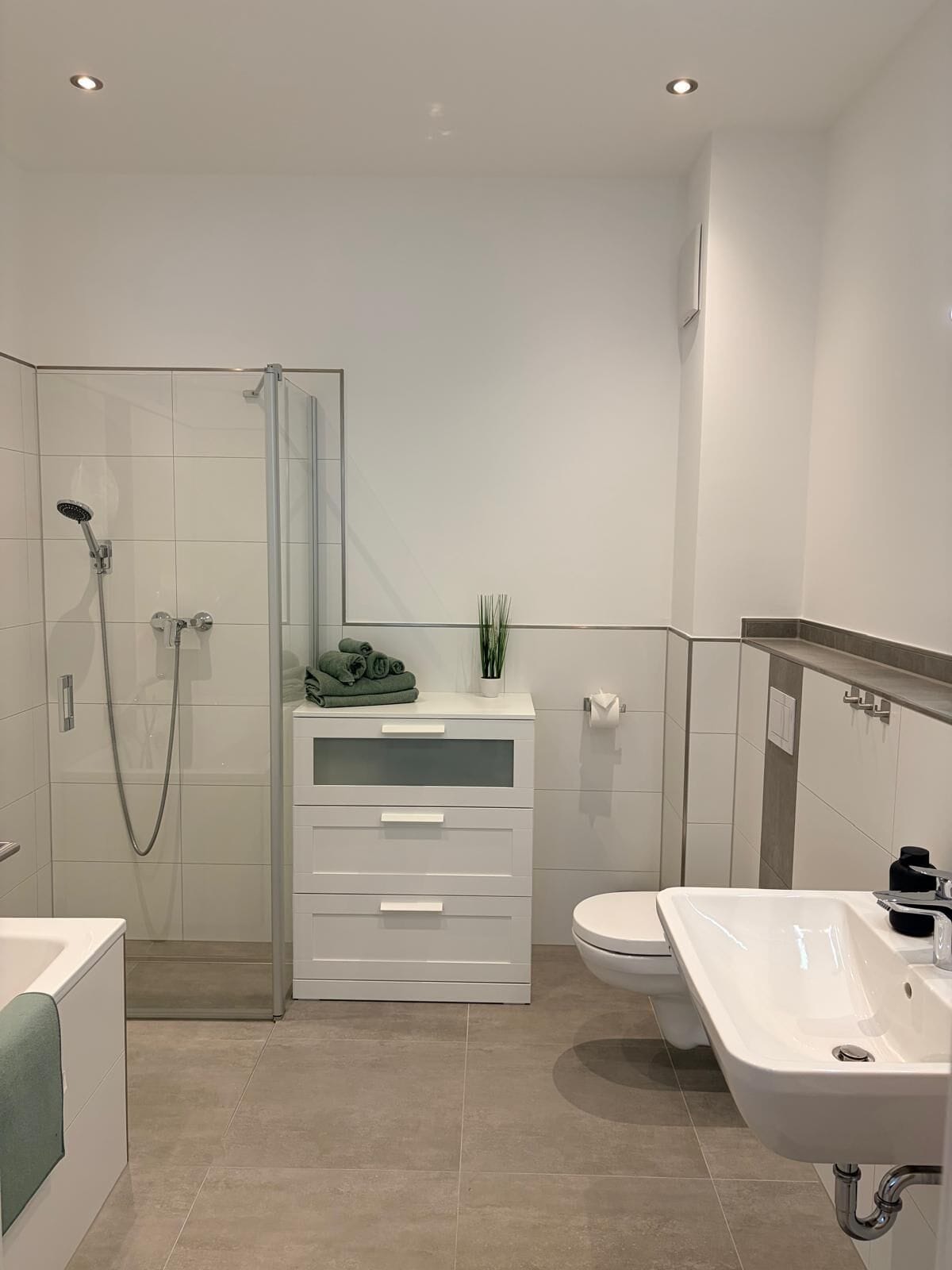 Sèche-cheveux, serviettes fournies, papier toilette