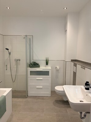 Hårtork, handdukar och toalettpapper