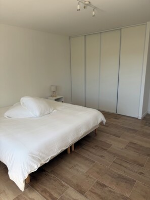 2 quartos, ferros/tábuas de passar roupa, roupa de cama