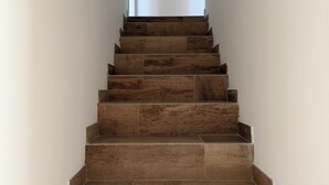 Una escalera de madera con peldaños que conducen a una plataforma.
