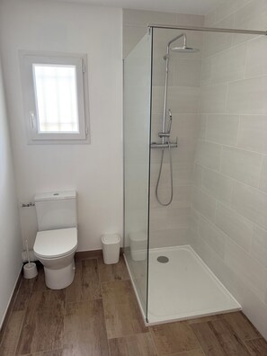 Een haardroger, handdoeken, zeep, toiletpapier