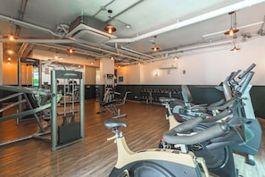 Une salle de sport équipée de matériel d’exercice, notamment des tapis de course et des appareils de musculation.