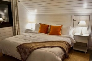 2 bedrooms, Internet, bed sheets - Quiet Moose Cabin: 2-bedroom cabin, Mountain views, Hot tub for cozy getaway (Bailey)