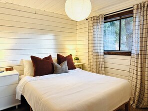 2 bedrooms, Internet, bed sheets - Quiet Moose Cabin: 2-bedroom cabin, Mountain views, Hot tub for cozy getaway (Bailey)