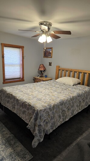 1 bedroom, free WiFi, bed sheets, wheelchair access - Tranquil 1-bedroom Cottageon Beautiful Sanford Lake! (Sanford)