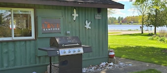 Tranquil 1-bedroom Cottageon Beautiful Sanford Lake!