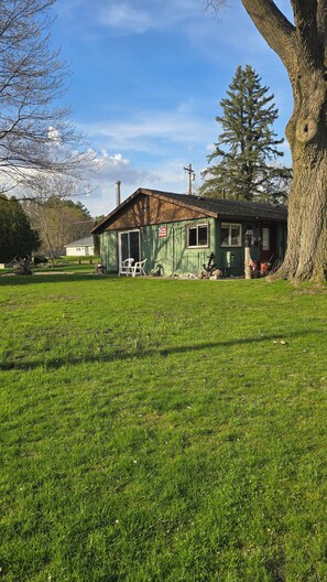 Exterior - Tranquil 1-bedroom Cottageon Beautiful Sanford Lake! (Sanford)