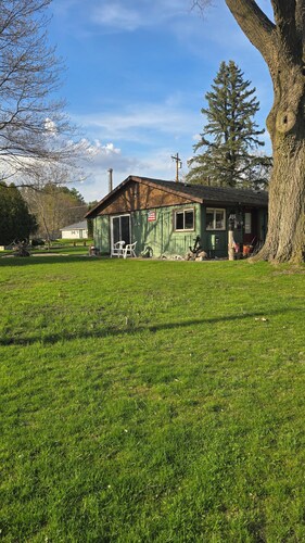 Tranquil 1-bedroom Cabin on Beautiful Sanford Lake!