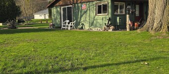 Tranquil 1-bedroom Cabin on Beautiful Sanford Lake!