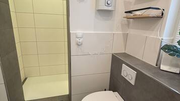 Dusche, Haartrockner, Handtücher, Seife