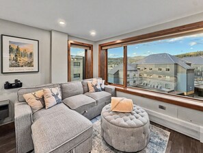 TV, fireplace, video games, ping pong - Remodeled King Studio | AC | Ski-in/out | Peak 9 (Breckenridge)