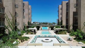 Ein Resort mit Pool, Außenbereich und Meerblick.