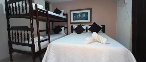 2 Schlafzimmer, BĂŒgeleisen/BĂŒgelbrett, WLAN, BettwĂ€sche