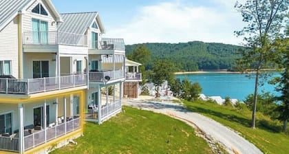 2 bedroom condo in Deerfield Resort with a beautiful view of the Lake sleeps 6