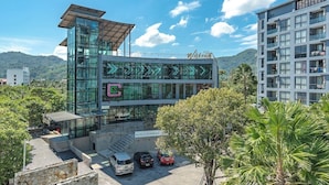 Un bâtiment moderne doté d’une façade en verre, d’une terrasse sur le toit et d’une enseigne indiquant un centre médical et de bien-être.