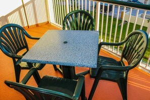 Outdoor dining - Cozy 2-bedroom condo in gorgeous Cocoa Beach with AC and gym (Cocoa Beach)