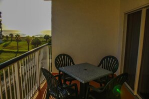 Outdoor dining - Cozy 2-bedroom condo in beautiful Cocoa Beach with AC and gym (Cocoa Beach)