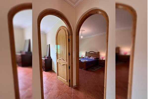 3 habitaciones, tabla de planchar con plancha, wifi y ropa de cama 