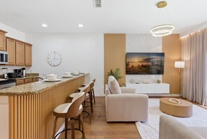 Villa (4 Bedrooms) | Wohnbereich | 50-Zoll-Fernseher mit Kabelempfang