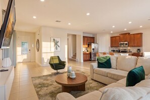 Living area - 4BR Getaway, Spacious, Beautiful, Great Location (Kissimmee)