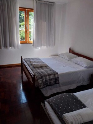 4 bedrooms, iron/ironing board, WiFi, bed sheets