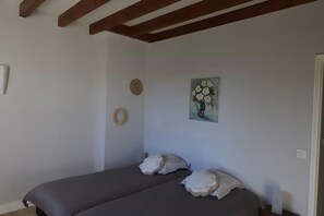 3 chambres, fer et planche à repasser, lit parapluie, draps fournis