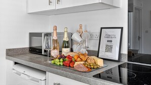 Een koelkast, een magnetron, een oven, een kookplaat