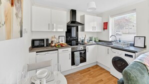 Een koelkast, een magnetron, een oven, een kookplaat