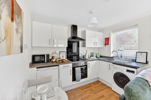 Boutique Bungalow • Close to City Centre • Driveway Parking • Garden • Fast Wifi • Yoko Property