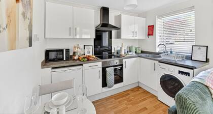 Boutique Bungalow • Close to City Centre • Driveway Parking • Garden • Fast Wifi • Yoko Property
