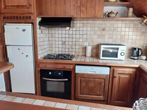 Kylskåp, mikrovågsugn, ugn och diskmaskin